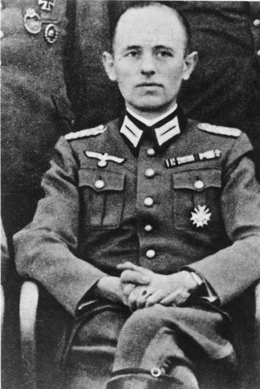 Reinhard Gehlen, Leiter der von den Amerikanern in Westdeutschland aufgezogenen Spionageorganisation.
Unser Bild zeigt Gehlen in der Uniform der Naziwehrmacht
(Zeitungsrepro vom 25. August 1954) Reinhard Gehlen, Leiter der von den Amerikanern in Westdeutschland aufgezogenen Spionageorganisation.
Unser Bild zeigt Gehlen in der Uniform der Naziwehrmacht
(Zeitungsrepro vom 25. August 1954)